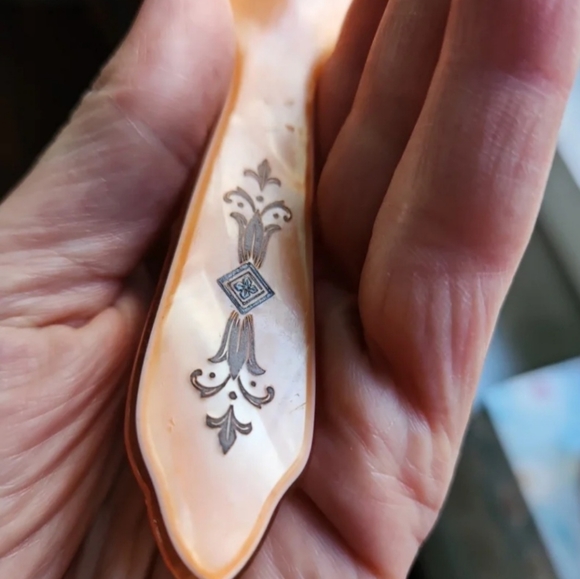 Vintage Lucite-handle vanity set - Picture 7 of 12